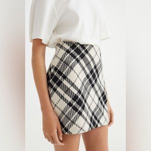 NWT H&M woven black and white fitted mini skirt